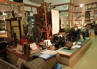 資料館内の糸車・水車・草刈機などの展示物