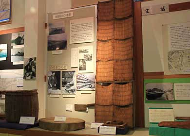 沖新田の特産であった海苔に関する
    コーナーの展示物。海苔包丁、掛障子など。