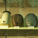 湯湯婆(ゆたんぽ)
    左と真ん中は陶器製　右は金属製(ブリキ)