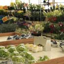 ロードサイドマーケット内の切り花と果物の販売コーナー