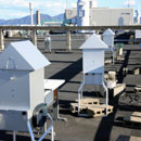 屋上に設置された大気の汚れを調べる機器