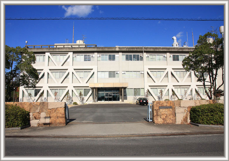 駐車場も十分完備された岡山県環境保健センター